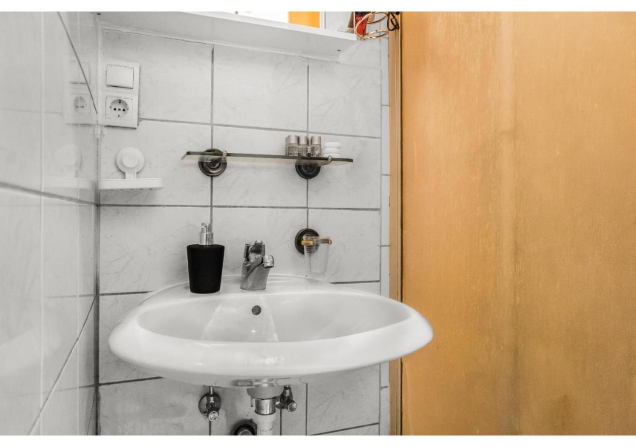 Welcoming 2Br Apt. Near Danube & Millenium Tower Wien Exteriör bild